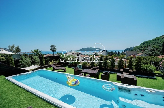 Пентхаус с бассейном на крыше в 200м от моря в Будве - фото