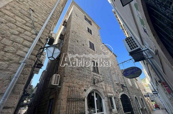 Дом с четырьмя апартаментами и коммерческим помещением в Старом городе Будва - фото