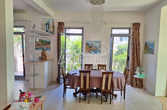 Большой семейный дом в Тивате, район Градиошница - фото