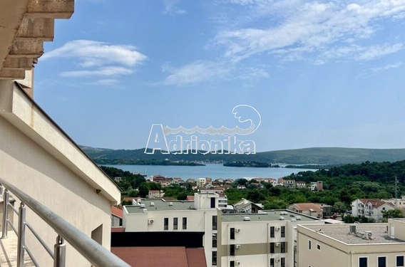 Просторная квартира с камином в Тивате - фото