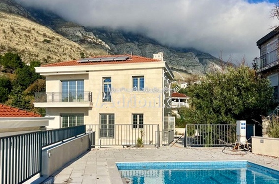 Современная вилла с бассейном в Режевичи - фото