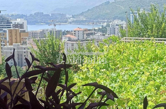 Квартира в Будве, район Бабин До - фото