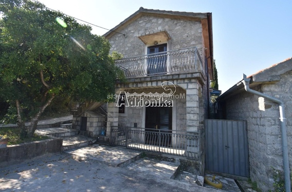 Старый каменный дом, расположенный в местечке Какрц, Луштица - фото