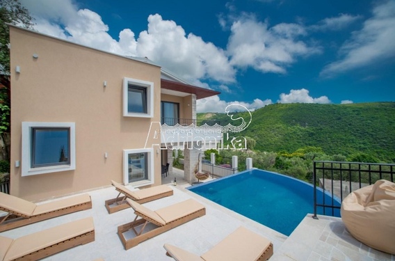 Современный дом с бассейном в Бечичи, Ивановичи - фото