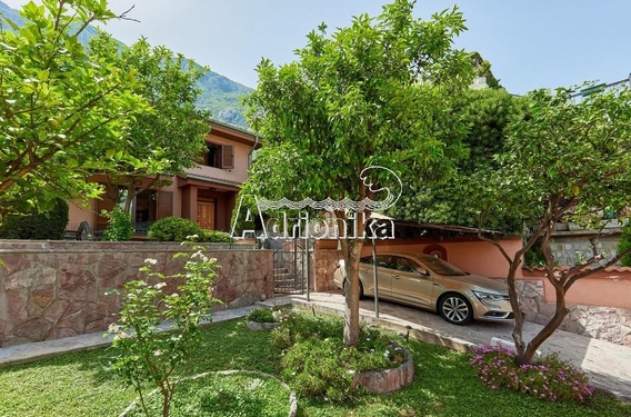 Красивый семейный дом с видом на море в Доброте, Котор - фото