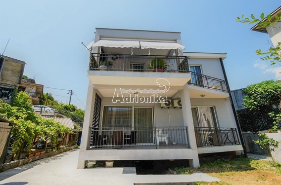 Просторный дом с отличным потенциалом для сдачи в аренду в Зеленике, Херцег-Нови - фото