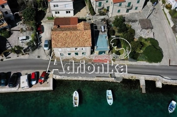 Красивый каменный дом с садом на первой линии моря, Лепетане, Тиват - фото