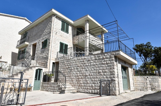 Каменная вилла с прекрасным видом на залив, Маричи, Тиват - фото