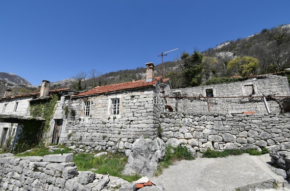 Старые каменные руины и дом на просторном участке, Камено, Херцег Нови - фото