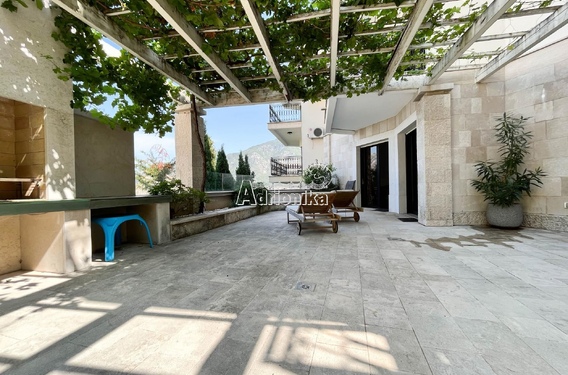 Квартира с большой террасой в доме с бассейном, Доброта, Котор - фото