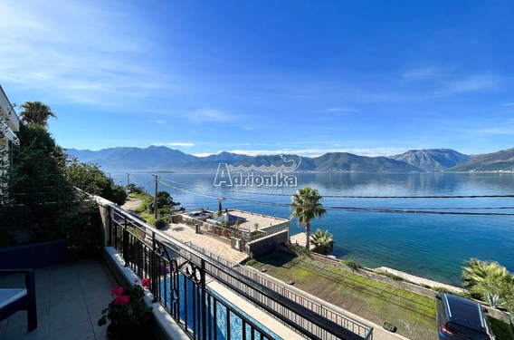 Сдвоенный каменный дом на первой линии моря, Крашичи, Тиват - фото