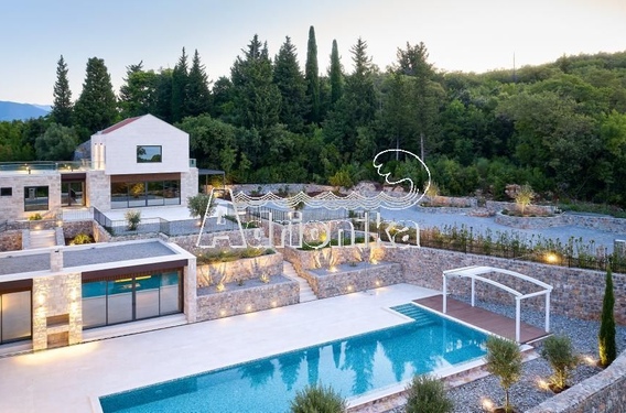 Исключительная вилла с видом на море на полуострове Луштица - фото