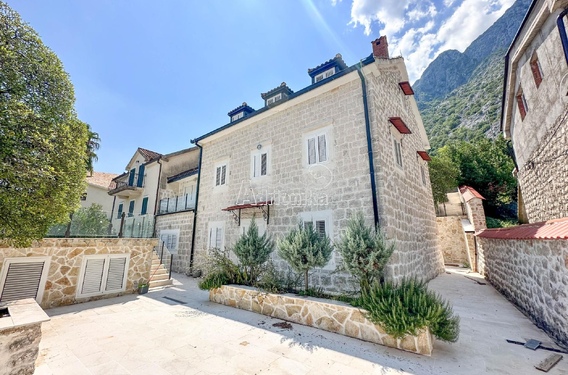 Изысканная каменная вилла на берегу моря в Люте - фото