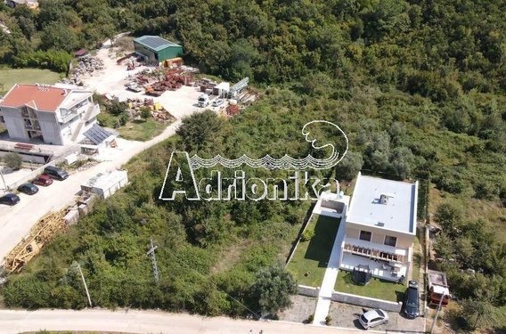 Урбанизированный участок в индустриальной зоне, Побрдже, Котор - фото