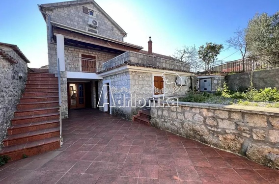 Отремонтированный старинный каменный дом в очаровательной деревне Маровичи, Луштица - фото