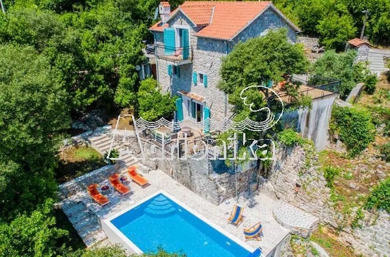 Красиво отремонтированный старинный каменный дом в живописном районе Луштицы - фото