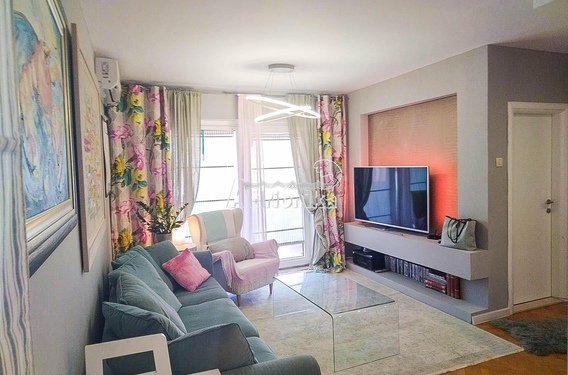 Квартира с тремя спальнями в отличном месте в центре Будвы - фото