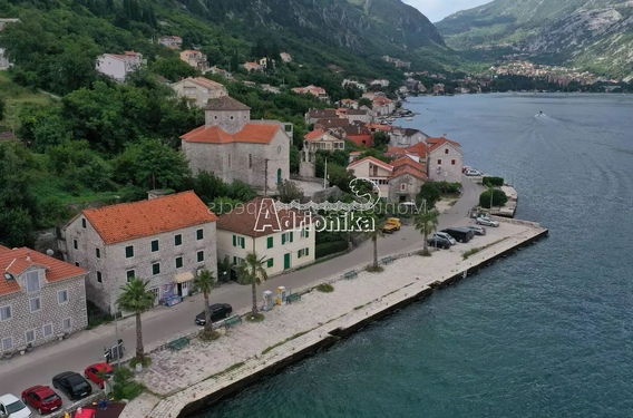 Каменный дом под ремонт на первой линии моря, Муо - фото