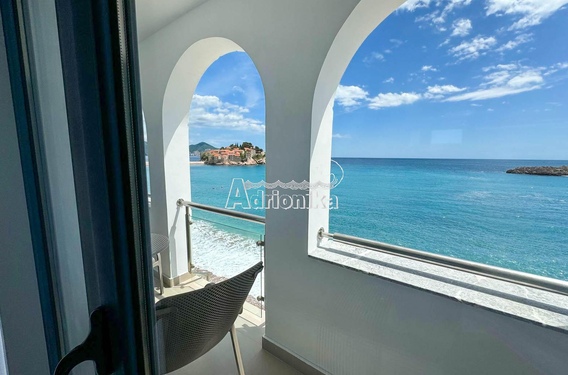 Трехкомнатная квартира на первой линии у моря, Свети Стефан, Будва - фото