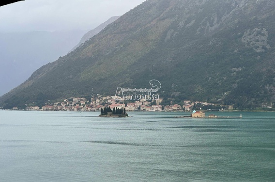 Прекрасная трехкомнатная квартира с гаражом на первой линии у моря, Костаница, Котор - фото