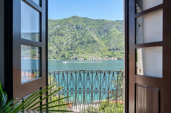 Эксклюзивное предложение! Трехкомнатная квартира в историческом дворце на первой линии у моря, Добро - фото