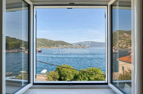 Каменная вилла на первой линии к морю в Лепетани, Тиват - фото