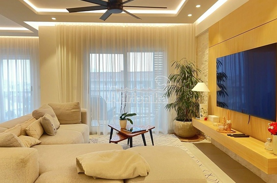 Комфортная трёхкомнатная квартира с двумя гаражами в Тивате - фото