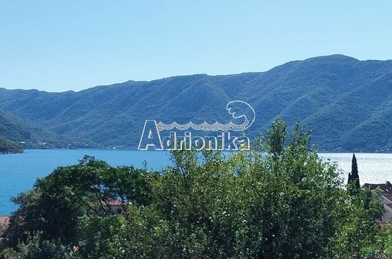 Просторная квартира с двумя спальнями недалеко от моря, Рисан - фото