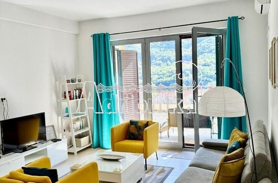 Двухкомнатная квартира с просторной террасой в комплексе в Моринь, Которский залив - фото