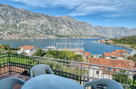 Красивая трехкомнатная квартира с гаражом в 100 м от моря, Прчань - фото