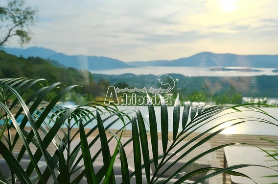 Поселок из 30 домов в 6 км с панорамным видом на Тиватский залив. - фото