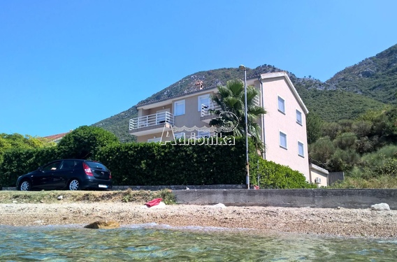 Просторный дом с апартаментами на первой линии моря, Прчань - фото