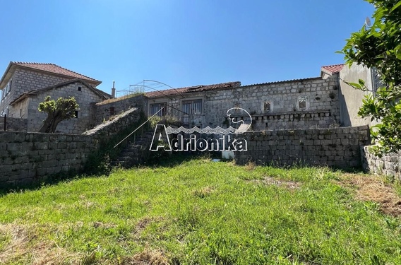 Большой каменный дом с садом на продажу в Мркови, Луштица - фото