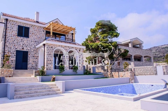 Совершенно новая и со вкусом обставленная вилла на полуострове Луштица - фото