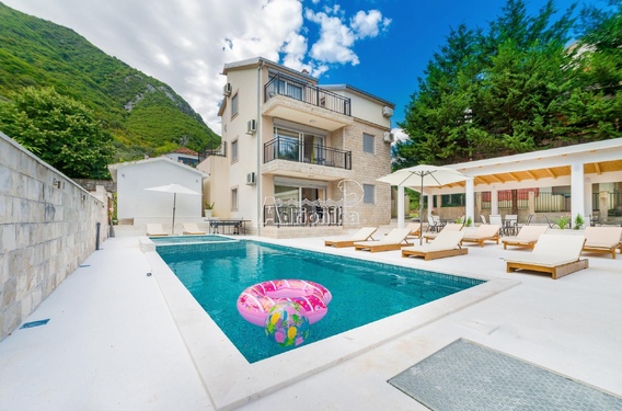 Вилла с бассейном в Столив - фото