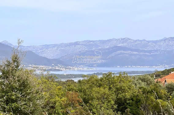 Возможность реконструкции: Просторный участок с двумя руинами в живописной деревне Врановичи - фото