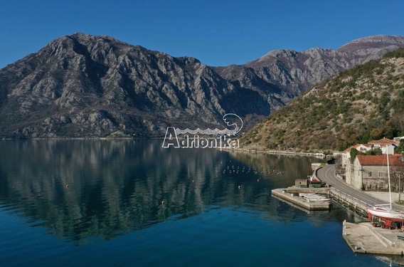 Каменный дом под ремонт, первая линия моря, Стрп - фото