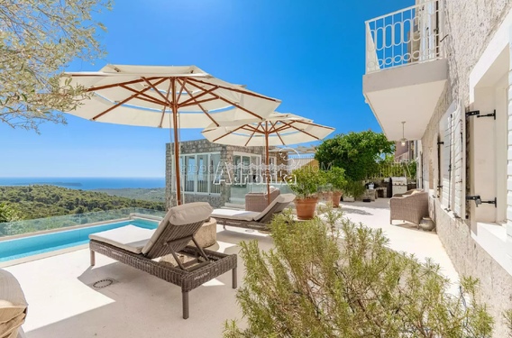 Традиционная каменная вилла с бассейном и видом на море &mdash; Луштица - фото