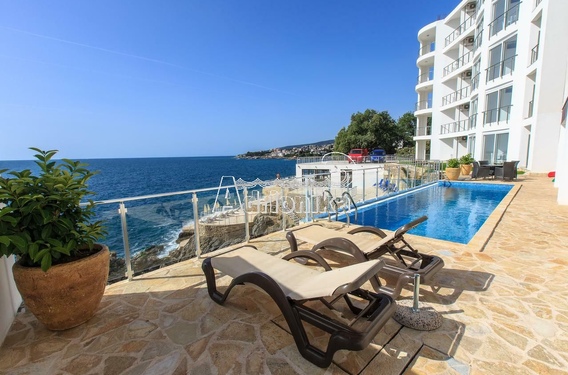 Трехкомнатная квартира на первой линии от моря, Бар - фото