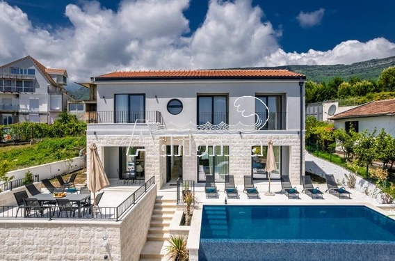 Современная вилла с бассейном и фантастическим видом в Тивате - фото