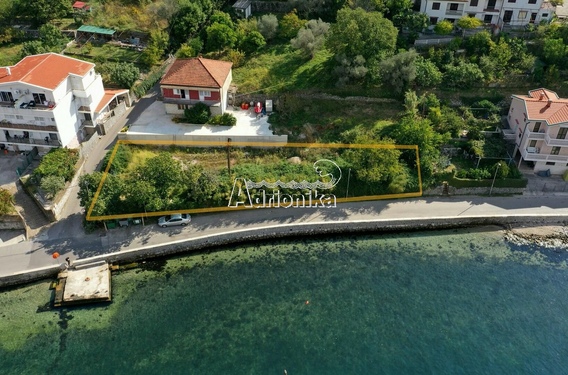 Отличный участок на берегу моря в Бока Которском заливе - фото