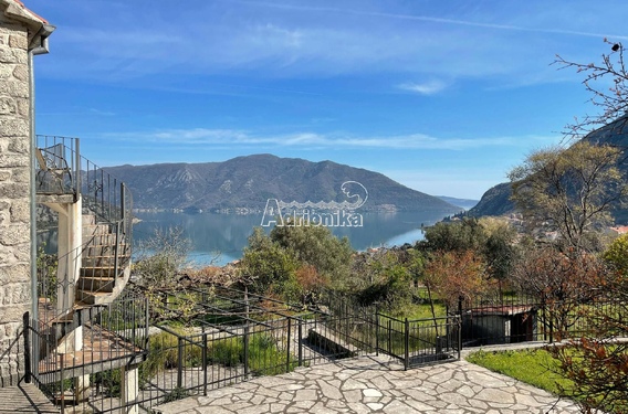 Просторный каменный дом с большим участком и видом на море &ndash; Рисан, Бока-Которская бухта - фото