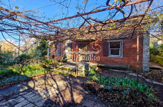 Дом под реконструкцию с двором, Радовичи - фото