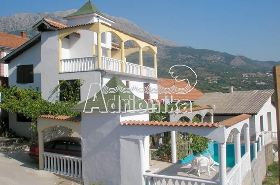 Просторный дом с бассейном в Дубраве, Добра Вода - фото