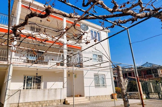 Дом с подсобным помещением и красивым садом в Старом Баре - фото