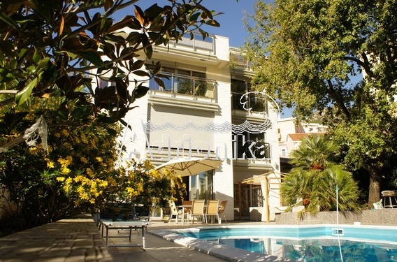 Вилла в Будве с бассейном, район Лази - фото