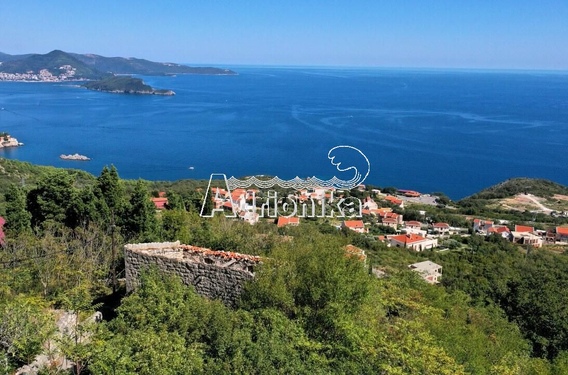 Участок с руинами в Близикуче - фото