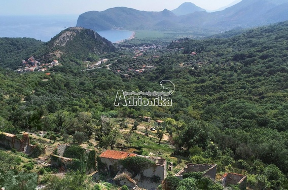 Аутентичная деревня над городом Петровац - фото