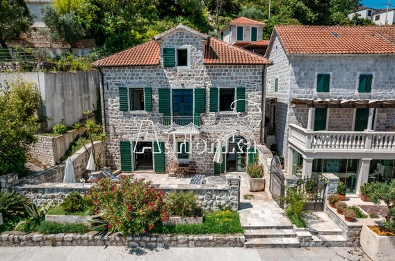 Уникальная вилла на первой линии в Роcе - фото