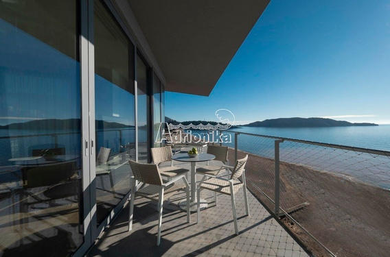 Кондо-отель в привлекательном месте на набережной, Бечичи - фото